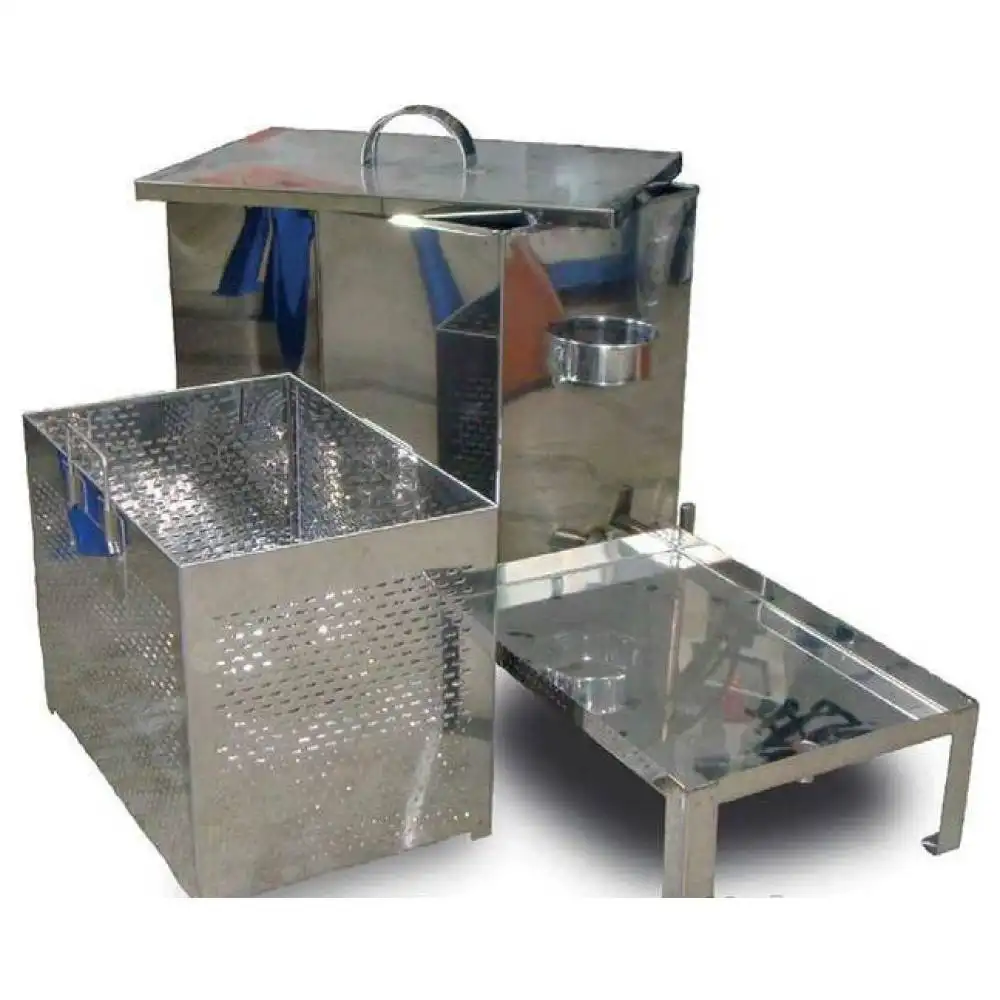 Процесс распечатывания сот на столе