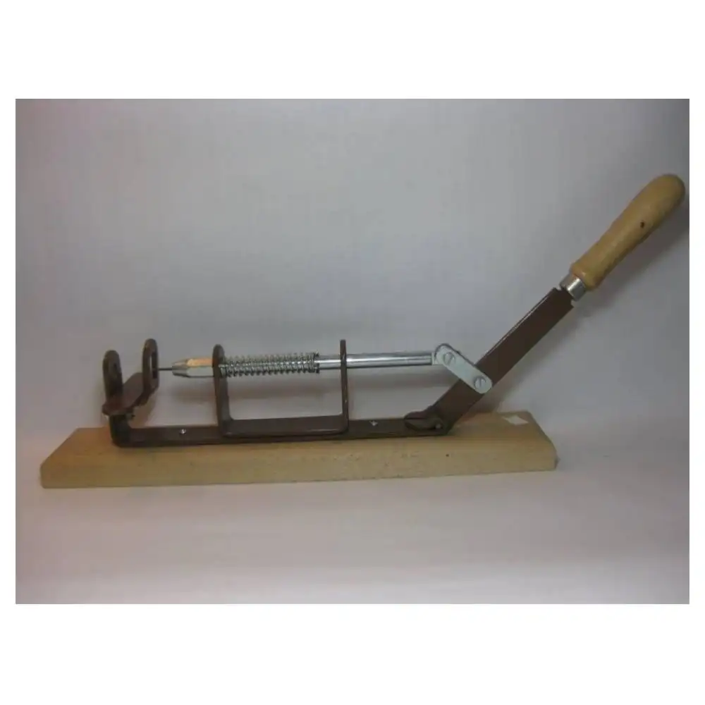 Дырокол в работе на рамке