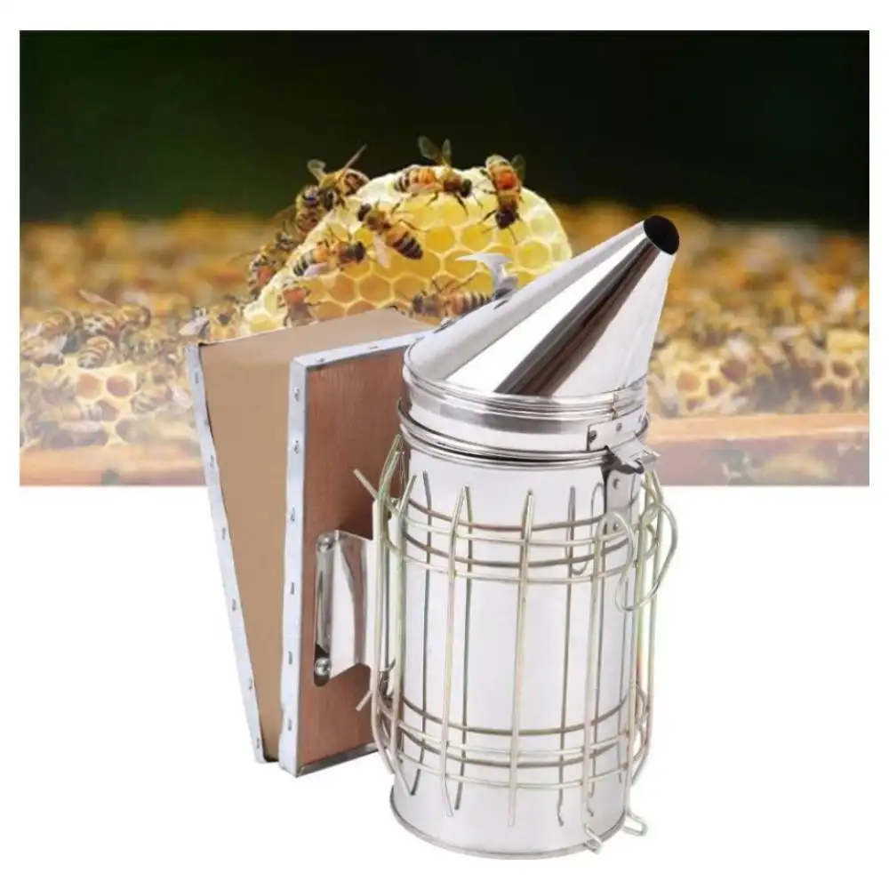 Дымарь пасечный в работе на пасеке